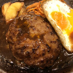 Youshoku Asakusaken - ハンバーグステーキの目玉焼きの黄身が破けています。