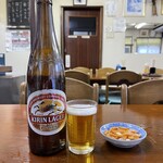 万福食堂 - ビール大瓶(柿の種が付く)