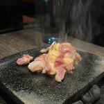 日本酒と創作懐石 恵比寿ちょこっと - 比内地鶏の溶岩焼き