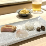 鮨 西崎 - めかじき、平目、水蛸に、むかご。
      通常、むかごは長芋らしいですが、こちらは自然薯のもの。