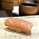 鮨 西崎 - 17日目という15kgの大型カンパチ。
      カンパチとはまったく分からない、シャリと合わさった時の旨味の洪水のような逸品。
      感動ものです。