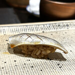 鮨 西崎 - この小肌も、すべての塩梅が好み♫
      こちらは、濃いシャリと煮切りで。