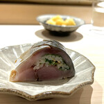 鮨 西崎 - 鯖巻き。大葉とシャリがいい具合。