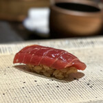 Sushi Nishizaki - 前回は薄い方のシャリでしたが、今回は濃い赤シャリで。
                過去最高クラスの赤身です。
                この舌触り、たまりません。