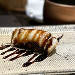 鮨 西崎 - スッと馴染んで、美味しい穴子ちゃんに。
      煮蛤も穴子も、ホントはツメ少な目が好みなのですけど（笑）。