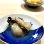 鮨 西崎 - ぷっくり美味しい牡蠣の酒蒸し。