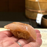 鮨 西崎 - こちらはさらにふんわ〜りの金目鯛。
      藁で燻した香りも楽しむため、シャリの間にも空気を含むかのよう。素晴らしい！