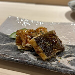 鮨 西崎 - 皮目からだけ焼いて、身の水分は残してます。