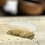 鮨 西崎 - 甘く美味しいけど、その硬さに難のある白烏賊を、薄く薄〜く三枚重ねて。
      その、ねっとりとした甘さだけを享受できる「技」の一カン。