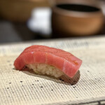 Sushi Nishizaki - 漬けと同じ個体、戸井産の140kg。
                これまた、程よい脂乗りと、優しい酸のバランスが見事な中トロ。
                めちゃ旨い。