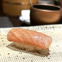 鮨 西崎 - 17日目という15kgの大型カンパチ。
                    カンパチとはまったく分からない、シャリと合わさった時の旨味の洪水のような逸品。
                    感動ものです。