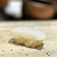 鮨 西崎 - 甘く美味しいけど、その硬さに難のある白烏賊を、薄く薄〜く三枚重ねて。
                    その、ねっとりとした甘さだけを享受できる「技」の一カン。