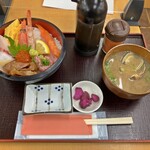 Umi No Sachi - 海鮮丼とミニ貝汁
