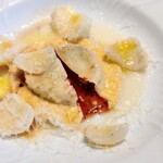 La Brianza - 牛頬肉赤ワイン煮込み入りラビオリ北海道産百合根と百合根ピュレ。大きな帽子型のラビオリ、具材もたっぷり。赤ワイン煮込みのコク深さ甘み、贅沢な美味しさ(*˘︶˘*).｡.:*♡