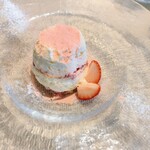 La Brianza - あまおう苺のティラミス。あまおうティラミスキュートな美味しさ可愛らしさ(*˘︶˘*).｡.:*♡ ホリデーシーズンのスペシャルティラミスですね