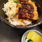 Akamaru - 「赤まる 虎ノ門店」の「ガツンと一杯　ソースカツ丼定食」、ごはんへのソースのかかり方