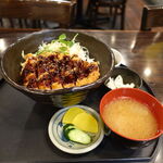 赤まる - 「赤まる 虎ノ門店」の「ガツンと一杯　ソースカツ丼定食」