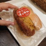 Shinshin dou - コロッケバーガー 326円✨ソースがコロッケ全体に染みていてジャンキー感！ソフトフランスのようなパンにカレー風味のキャベツが相まってランチ1食分のような満足度◎