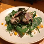 ワイン＋つまみ Nomka - トリ砂肝のソテーと香草のサラダ