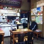 大橋屋 - 外観同様に古い店内。