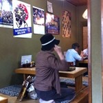 大橋屋 - 入って左は小上がり。