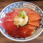 磯丸水産 - まぐろとサーモンの四色丼