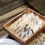 今池呑助飯店 - 餃子箱。