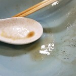 今池呑助飯店 - レンゲに残る骨砕粉。