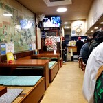 今池呑助飯店 - 18時のオープンと同時にカウンター席は埋まる。
