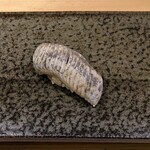 すし小粋 - 鰯。スーパーではこの新鮮さは無理。