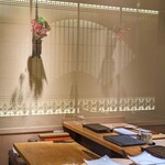すし小粋 - アクリルパーテーションで幻想的