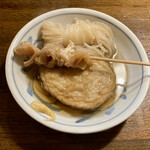 遊酒食堂 宇都宮 - おでん：あご(トビウオ)の天ぷら、牛すじ(アキレス)、しらたき