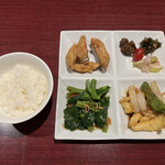 Hu Long - プレートランチセット。ライス、3種の中華料理、お漬物。