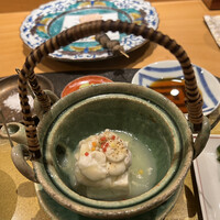 鮨よしの - お椀の中身です。だいぶ白菜のすり流しを飲んでしまった後ですみません。