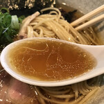 ヨコクラストアハウス - 醤油そばのスープ