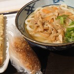 Miyatake Sanuki Udon - 別の日✨おにぎり以外は値上げが…。根菜たっぷりけんちんうどん(並・温)620円、ちくわ磯辺揚げ160円、特製かつお節おにぎり100円。