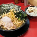 王道家直系 IEKEI TOKYO - 【再訪】ネギラーメン赤＋ライス大盛に無限ニンニク＋マヨ
