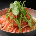 鉄板肉酒場 二代目亀田精肉店 - 女性に大人気！　新鮮野菜のサラダ　