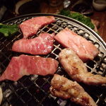 炭の家 - 上カルビとせせりを焼いてます