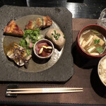 omo cafe - プレートにはご飯と味噌汁、香の物がセットで付いてきます