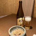 Izumosoba Yakumo - 瓶ビール680円、無料の揚げ蕎麦