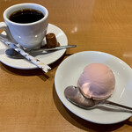 グリルさんか亭 - コーヒー
            苺のアイスクリーム