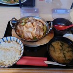 朝田屋食堂 - 肉豆腐定食　卵中入れ