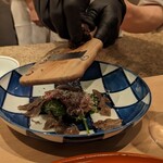 銀座 kappou ukai 肉匠 - トリュフを振りかける