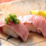 亀すし - 本マグロのトロをさっと炙って。塩かポン酢で、その旨味を存分にどうぞ。