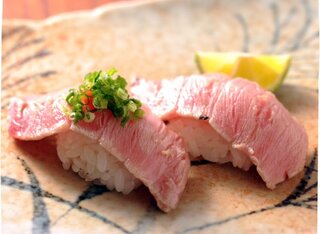 Kamesushi - 本マグロのトロをさっと炙って。塩かポン酢で、その旨味を存分にどうぞ。