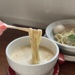 丸山製麺所 - オマール海老のエスプーマにしっかり絡んで美味しそう