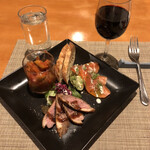 眞 - 前菜3種盛合せ：ラタトゥイユ、自家製カモの生ハム、サーモンマリネ、赤ワイン一杯目