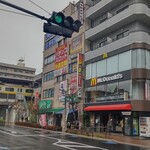 マクドナルド - お店の横には、平井駅に停車中の総武線の電車が間近に見えます。