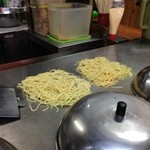 のん - 麺は生麺を茹でて焼きます。